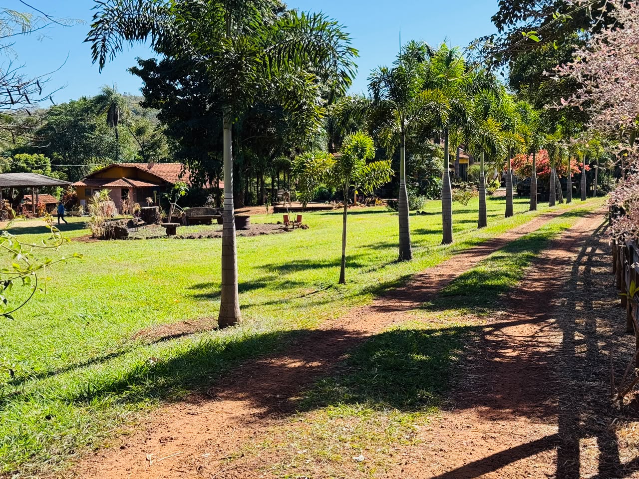 Caminho pelos jardins e área de convivência da Fazenda Aroeira